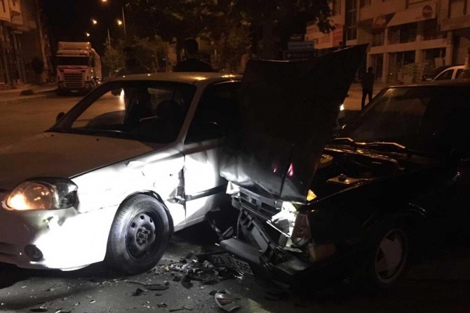 Elâzığ'da 2 aracın çarpışmasında bir otomobil hurdaya döndü