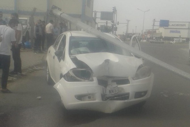 Batman’da telefona dalan otomobil sürücüsü direğe çarptı