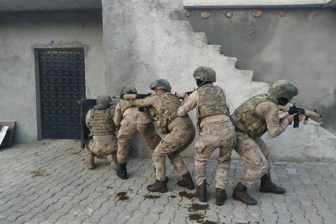 Bitlis’te 4 PKK’li gözaltına alındı