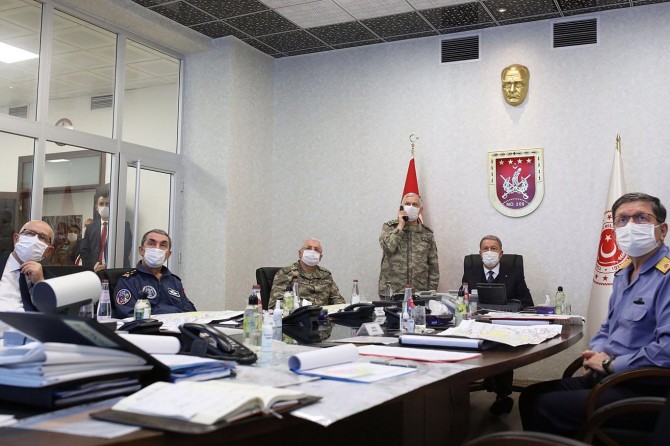 Bakan Akar ve komutanlar harekâtı sevk ve idare ediyor