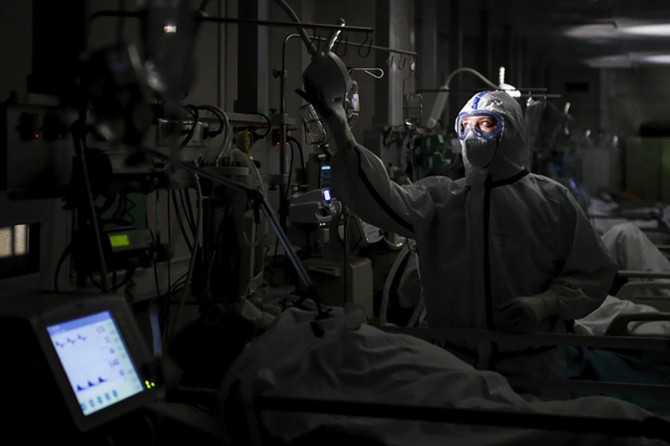 Rusya'da Covid-19 vakaları 553 bin 301'e yükseldi