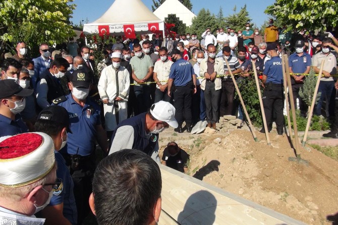 Kocaeli'de trafik kazasında hayatını kaybeden polis memuru toprağa verildi