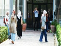 Başörtülüyü derse sokmayan profesöre hapis