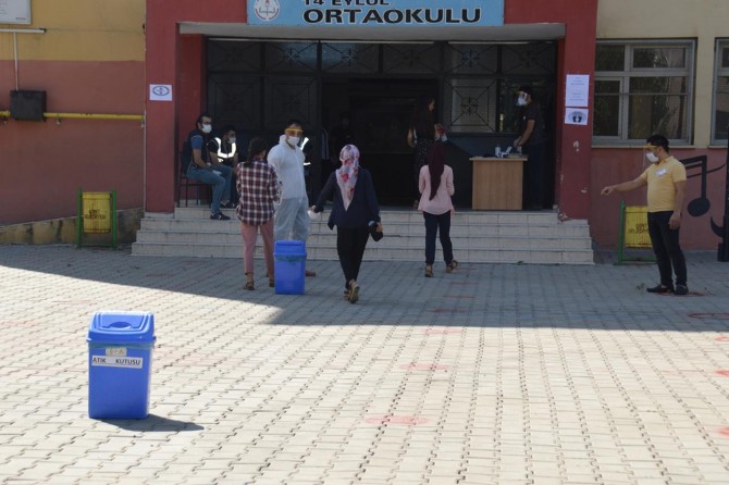 Siirt'te öğrencilerin büyük bir heyecanla beklediği LGS sınavı başladı