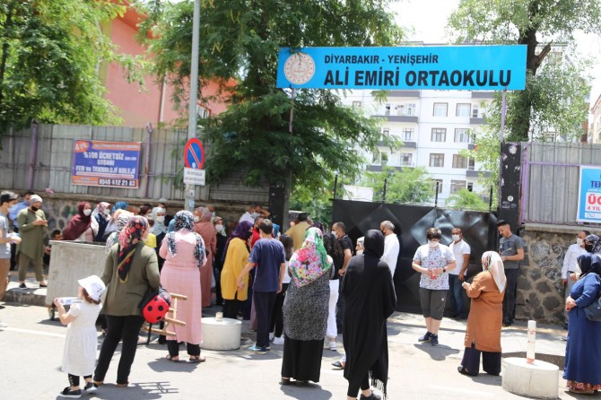 Diyarbakır’da Covid-19 önlemleri alınarak 47 bin öğrenci LGS'ye girdi