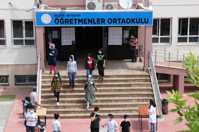 LGS sınavından çıkan öğrenciler Matematik sorularının zorluğuna dikkat çekti