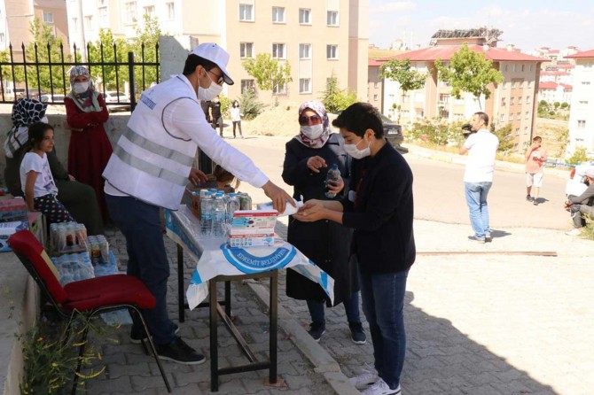 Van'da sınav öncesi öğrencilere meyve suyu ve kek dağıtıldı