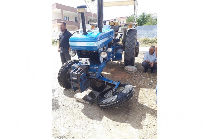 El freni çekilmeyen traktör elektrik direği ile trafoyu devirdi