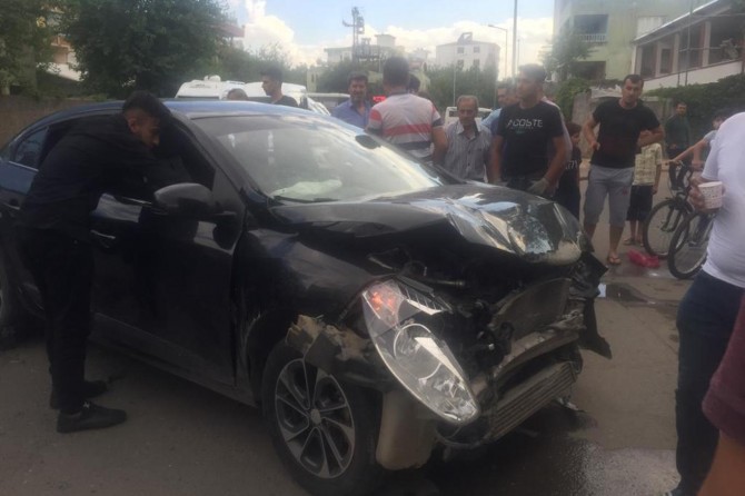 Batman'da yolcu minibüsü ile otomobil çarpıştı: 2 yaralı