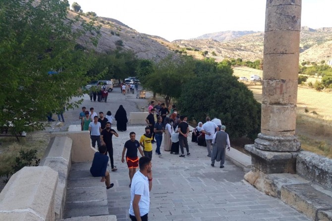 Tarihi Cendere Köprüsü piknik yapmak isteyenlerin akınına uğradı