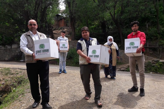 Karwana Hêvîyê ya Çewligê ji kesên ku di hezaza erdê de zirar dîtin re alîkarî kir