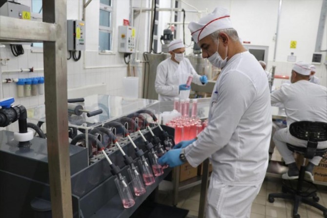 Tutuklu ve hükümlüler üç ayda 14 milyon maske, 100 ton kolonya üretti