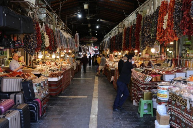 Gaziantep’teki tarihi çarşıların esnafı umudunu gurbetçilere bağladı