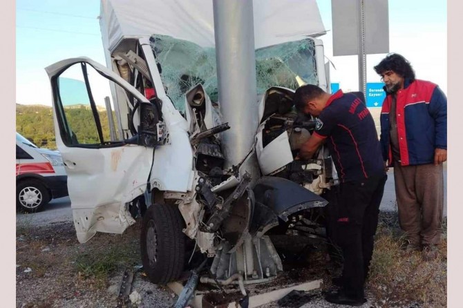 Malatya'da seyir halideki kamyonet direğe çarptı: 2 yaralı