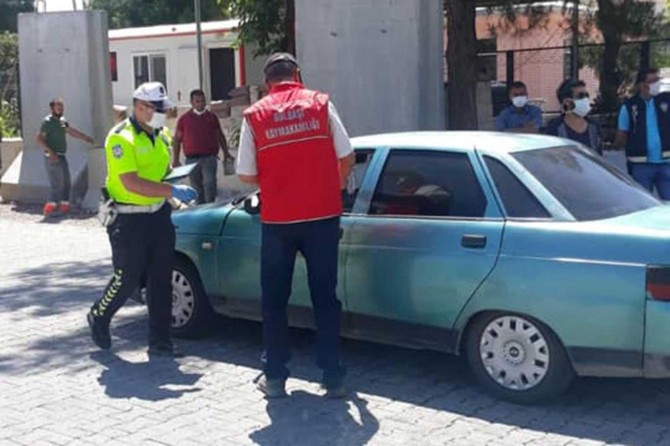 Adıyaman'da maskesi olmayan vatandaşlara kaymakamlık maske dağıttı