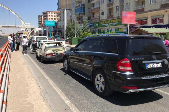 Diyarbakır'da 5 aracın karıştığı zincirleme kazada bir kişi hafif yaralandı