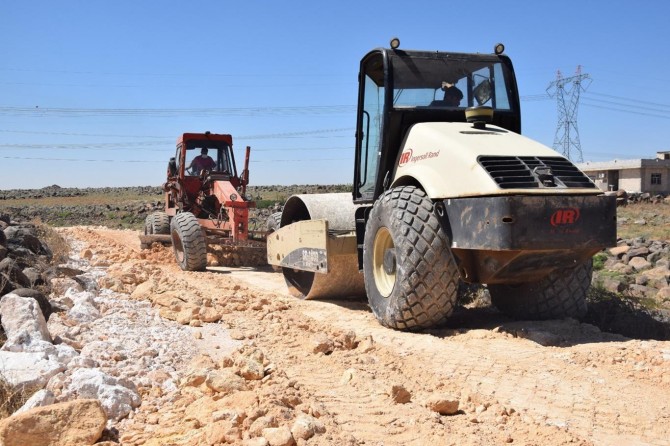 Viranşehir’de kırsal mahallelerde stabilize yol çalışmasına başlandı