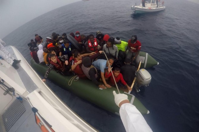 Sahil Güvenlik Komutanlığı: Çanakkale açıklarında 45 düzensiz göçmen kurtarıldı