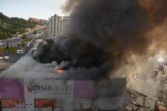 Batman’da Soraçan Alışveriş Merkezi'nde yangın