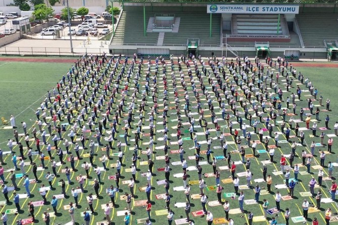 Gaziantep’te vatandaşlar cuma namazını stadyumda kıldı