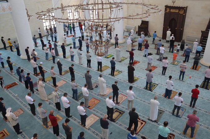Şanlıurfa’da uzun bir aradan sonra cami içerisinde cuma namazı kılındı