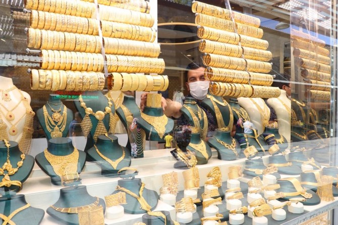 Gaziantepli kuyumcular düğünlerin başlamasını bekliyor