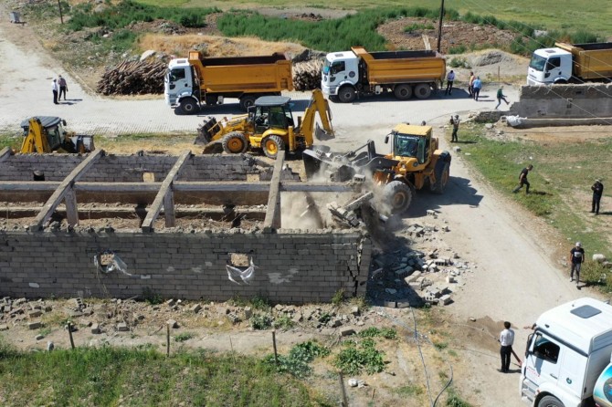 Van Gölü’nü kirleten ahırlar yıkılmaya devam ediyor