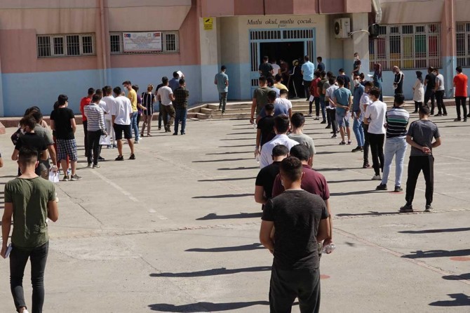 YKS'ye giren adaylar: "Hedefimiz iyi bir bölümle üniversiteye yerleşmek"