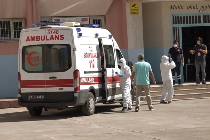 Covid-19 tedavisi gören adaylar ambulanslarla sınav salonuna getirildi