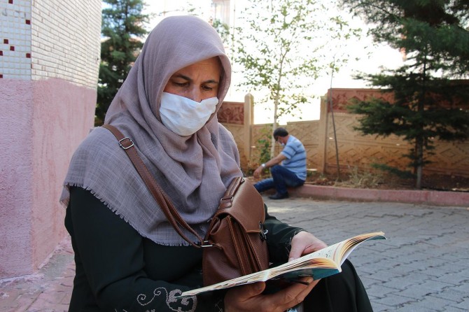 YKS'ye giren öğrencilerin velileri manevi destek için Kur'an okudu