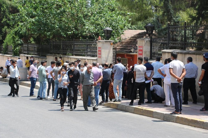 Şanlıurfa’da YKS’ye giren öğrenciler hem sorularla hem de sıcakla yarıştı