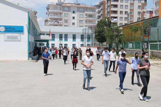 Van’da yaklaşık 39 bin adayın girdiği YKS zorladı