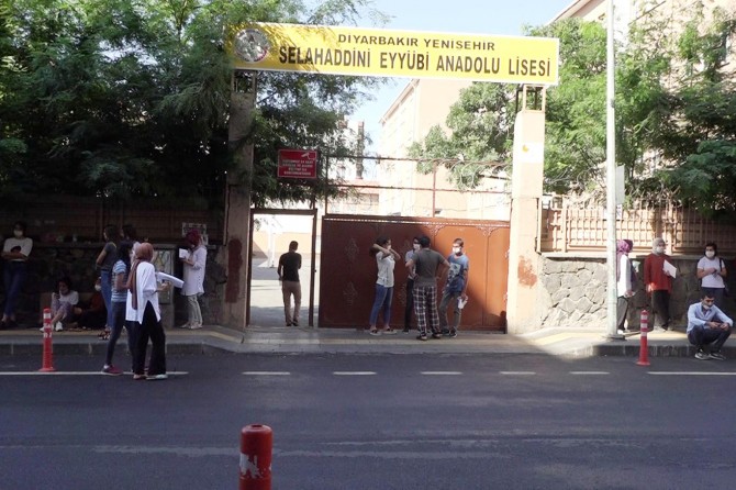 YKS'ye Diyarbakır'da giren öğrenciler: Fazladan verilen süre avantaj sağladı