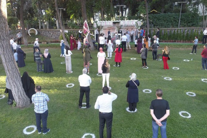 Gaziantep’te Covid-19 nedeniyle nikâhlar kırlarda kıyılıyor