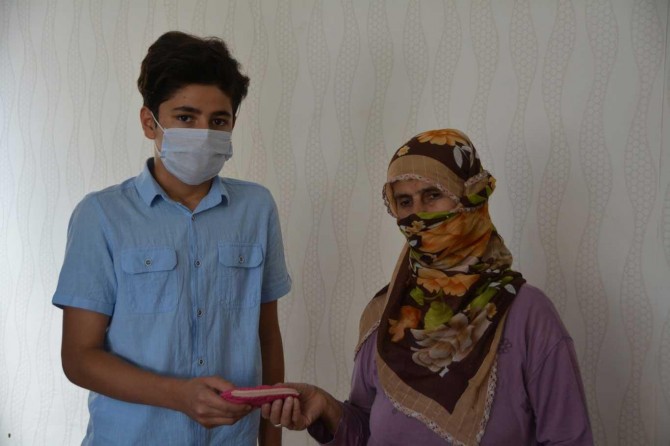 Yolda bulduğu 5 bin TL'yi sahibine teslim etti