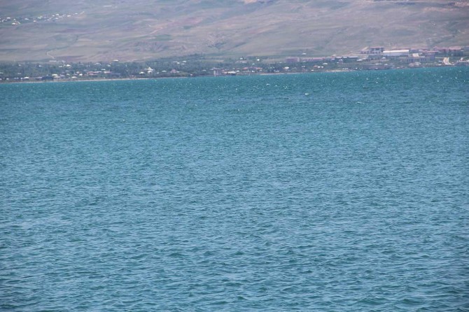 Van Gölü’nde kaybolan gemiyi arama çalışmaları devam ediyor