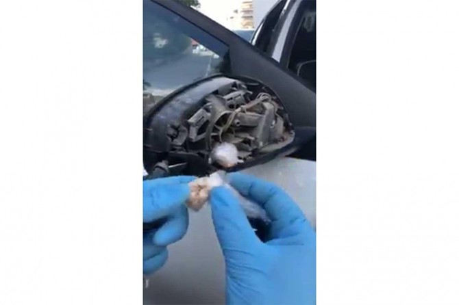 Adıyaman'da aracın aynasına uyuşturucu gizlediler
