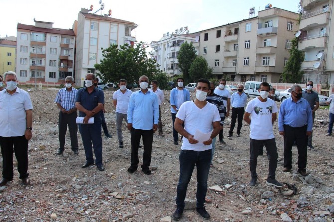 Depremde zarar gören mahalle sakinleri, mağduriyetleri için yetkililere seslendi