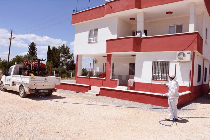 Hilvan'da karantinaya alınan alanlar dezenfekte edildi