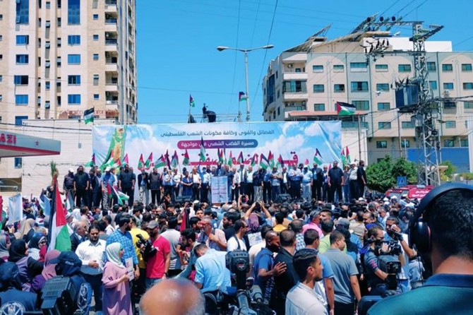 Gazze'de sokağa dökülen binlerce Filistinli intifa çağrısında bulundu