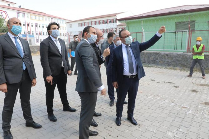 Elâzığ Valisi, hasar gören binaların yıkım işlemlerini yerinde inceledi