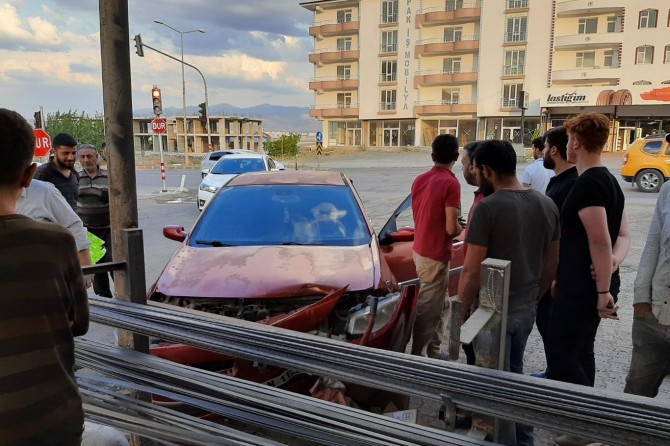 Kovancılar'da kavşağa hızlı giren otomobil kaza yaptı