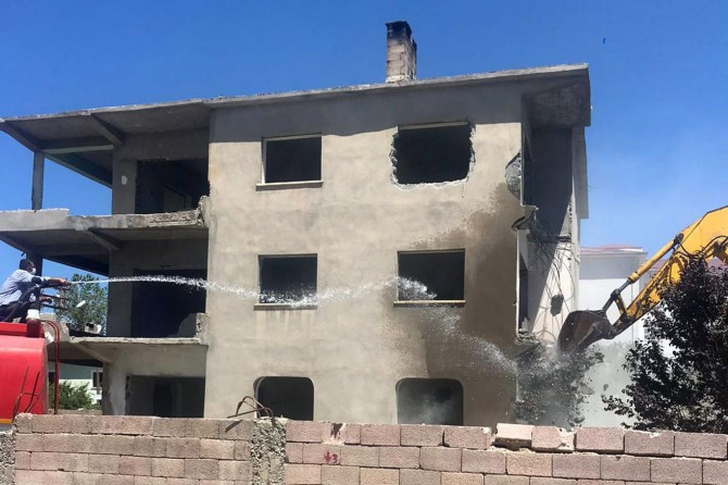 İpekyolu Belediyesi Van’daki metruk yapılar yıkılıyor