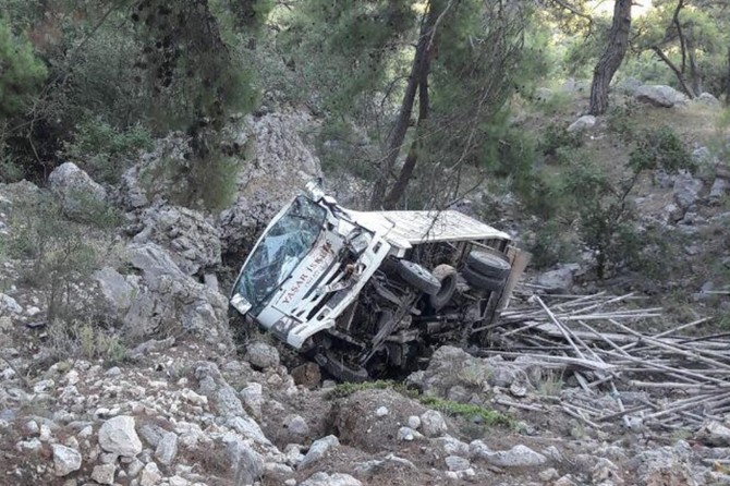 Antalya'da inşaat iskeleleri yüklü kamyonet şarampole yuvarlandı