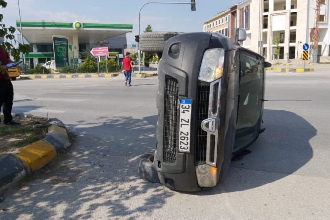 Van Tuşba'da hızını alamayan araç kaldırıma çarparak yan yattı