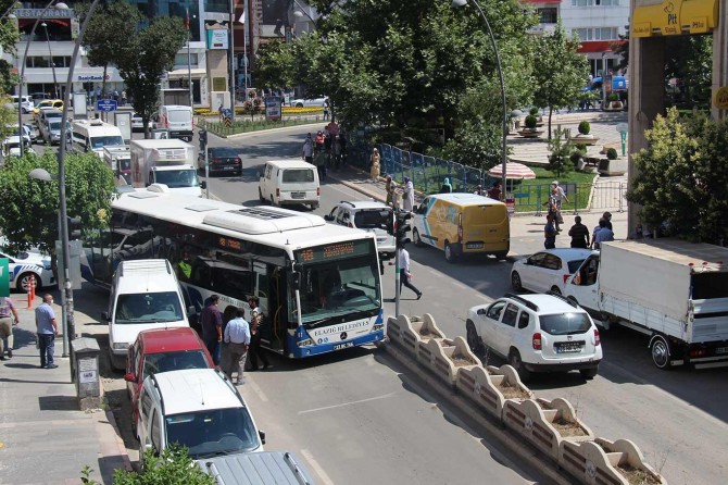 Hatalı park edilen araçların trafiği kilitlediği anlar kameralara yansıdı