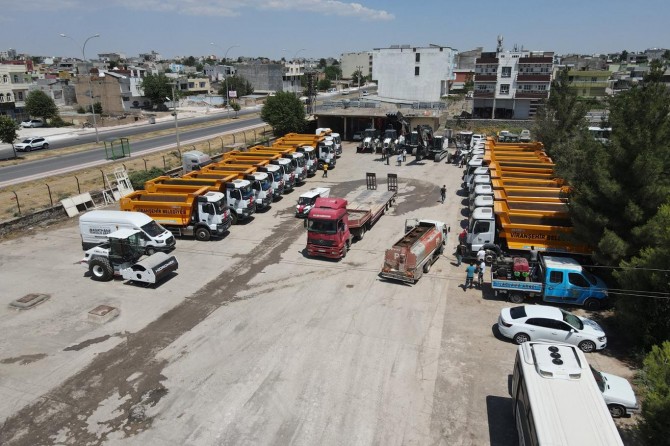 Şanlıurfa'nın Viranşehir Belediyesi kiraladığı araçları halka tanıttı