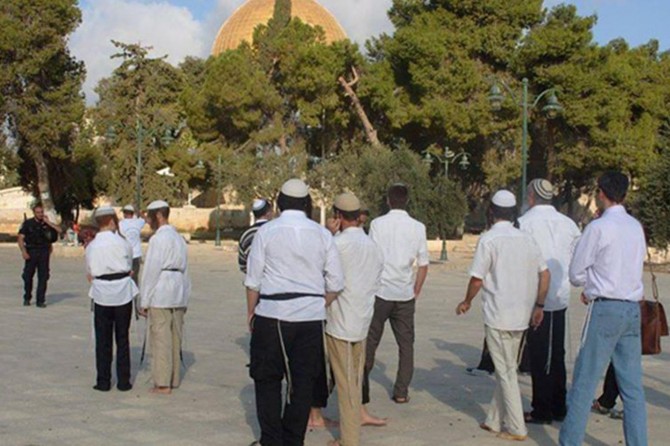 Siyonist işgalciler Mescidi Aksa’ya baskın düzenledi
