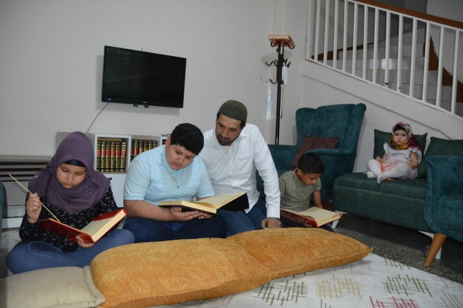 Evlerini Kur'an kursuna çevirdiler