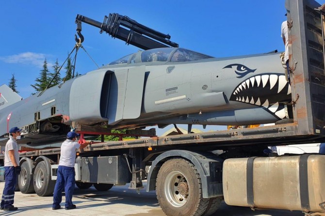 Hizmet dışı bir F-4E uçağı, eğitim faaliyeti için liseye hibe edildi